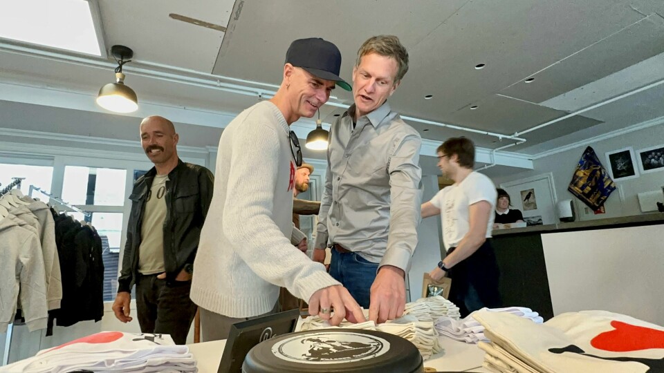 Janove Ottesen, Geir Zahl og Helge Risa sjekker ut sin egen merch. Janove Ottesen, Geir Zahl og Helge Risa sjekker ut sin egen merch.