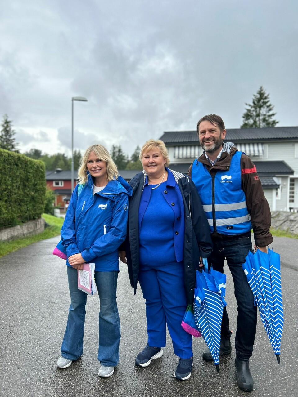 Høyre-toppene Anne Lindboe, Erna Solberg og Eirik Lae Solberg åpnet Oslo-valgkampen med dørbanking i Groruddalen tidlig i august. Pressebilde