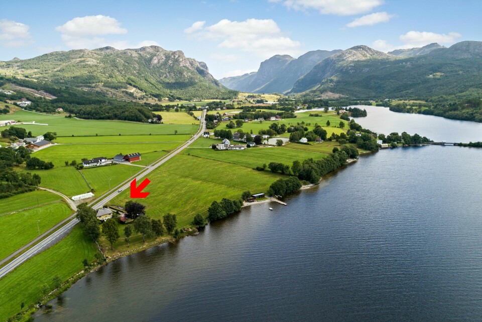 Denne eiendommen i Bjørheimsbygd ble kjøpt av en spansk familie i fjor. Nå skal de snart bygge seg et nytt feriehus her. Denne eiendommen i Bjørheimsbygd ble kjøpt av en spansk familie i fjor. Nå skal de snart bygge seg et nytt feriehus her.