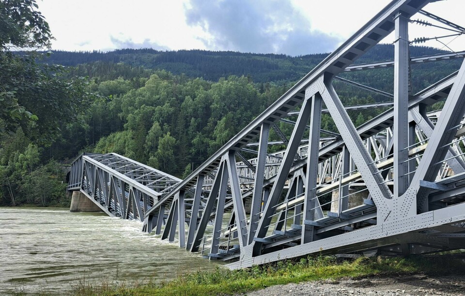 Det er noe katastrofalt ironisk ved å prioritere å bygge en ny, stor motorvei akkurat nå, når Innlandet er hardt rammet av flom, Randklev jernbanebru har kollapset og mange veier har vært stengt, skriver Tale Løkeland Ryste. Bildet viser jernbanebrua i Ringebu som har kuttet Dovrebanen tvers av. Brukollaps Ringebu