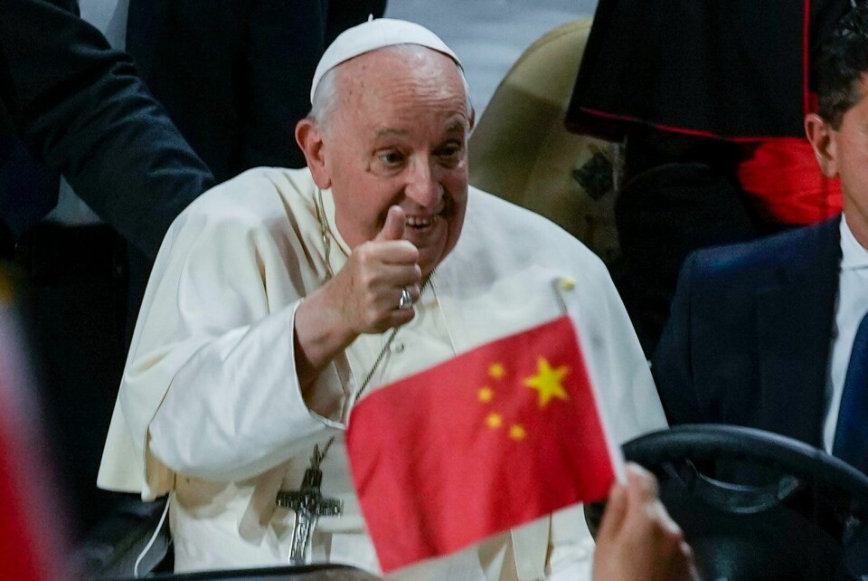 Pave Frans kom med en hilsen til kinesiske katolikker etter å ha feiret messe i nabolandet Mongolia søndag. Pave Frans kom med en hilsen til kinesiske katolikker etter å ha feiret messe i nabolandet Mongolia søndag. Foto: Ng Han Guan / AP / NTB