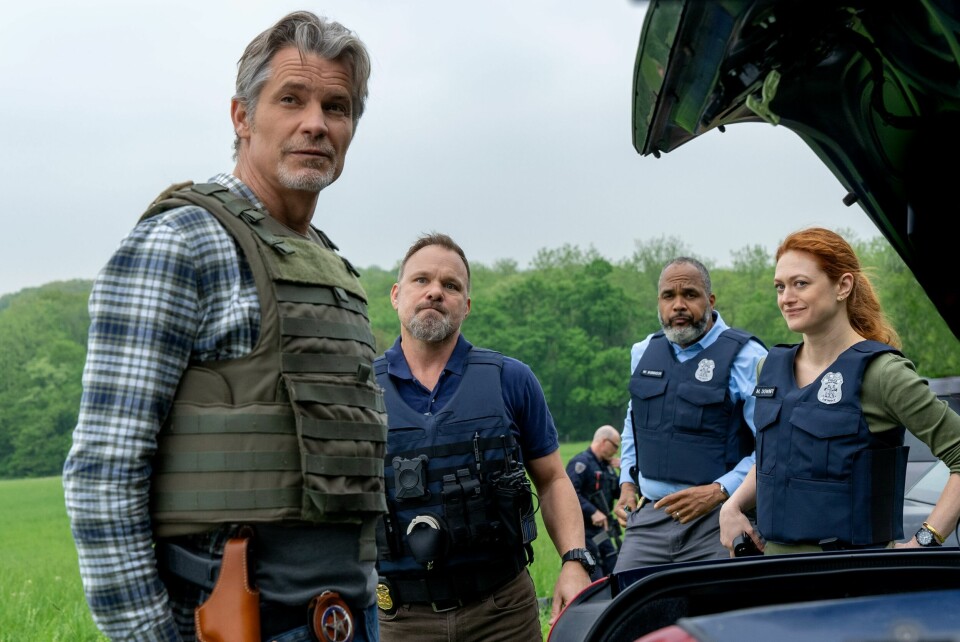 Timothy Olyphant gjentar rollen som den sjarmerende og tøffe US Marshal Raylan Givens i «Justified: City Primeval». Her i selskap med kollegaene Norbert Bryl (Norbert Leo Butz), Wendell Robinson (Victor Williams) og Maureen Downey (Marin Ireland). Timothy Olyphant gjentar rollen som den sjarmerende og tøffe US Marshal Raylan Givens i «Justified: City Primeval». Her i selskap med kollegaene Norbert Bryl (Norbert Leo Butz), Wendell Robinson (Victor Williams) og Maureen Downey (Marin Ireland).