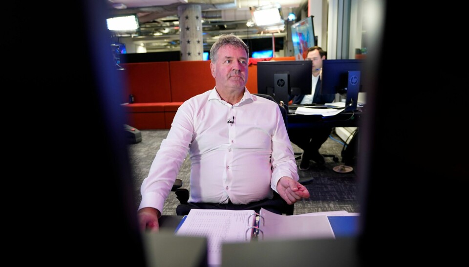 TV 2s valganalytiker Terje Sørensen, her på jobb under TV 2s valgnatt-sendinger i forbindelse med presidentvalget i USA 2020. Sørensen kverner tall