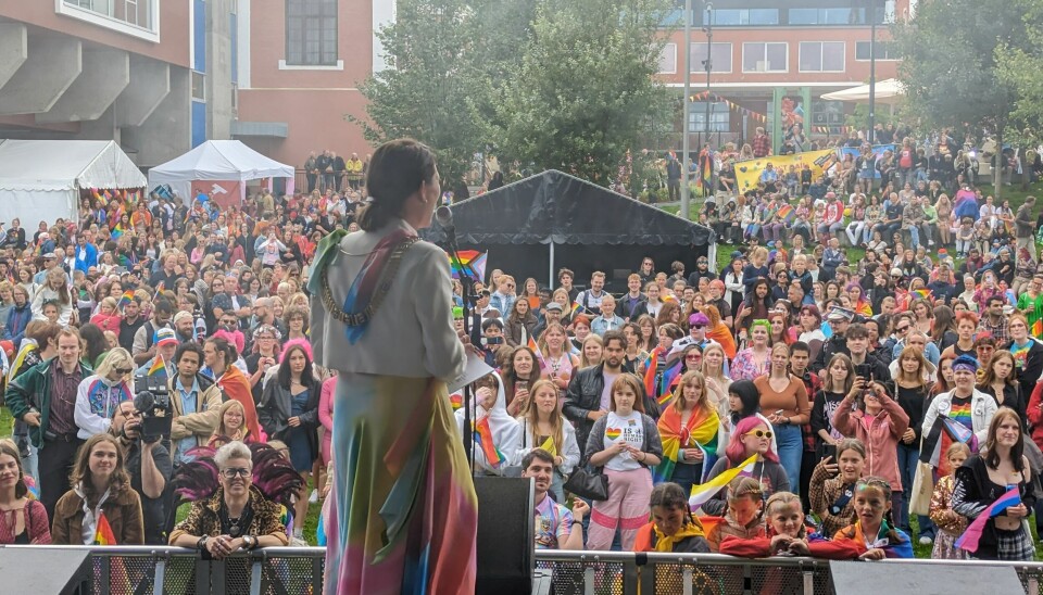 Ordfører Kari Nessa Nordtun holdt tale utenfor Tou Scene etter Pride-paraden. Ordfører Kari Nessa Nordtun holdt tale utenfor Tou Scene etter Pride-paraden.