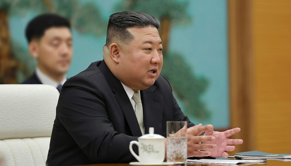 Nord-Koreas leder Kim Jong-un. Nord-Koreas leder Kim Jong-un skylder på lokale ledere for ødeleggelser etter en tropisk storm. Arkivfoto: KCNA via AP / NTB
