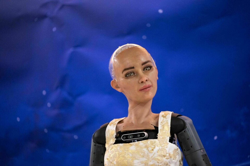 En robotskatt og beskatning av de store teknologiselskapene vil berede grunnen for en borgerlønn til alle, mener forfatteren av innlegget. Bildet viser «Sophia», en av flere roboter med kunstig intelligens som stilte til pressekonferanse i Geneve i juli i år. Robot, kunstig intelligens