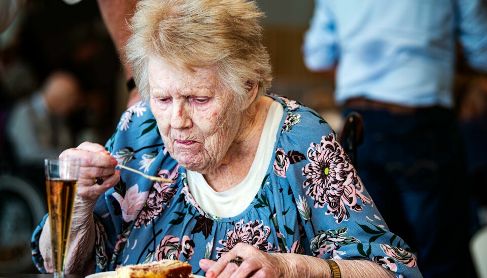 Ruth Helsøe hadde sin første dag på Lambertseterhjemmet. Hun fikk kake og alkoholfri champagne før hun fikk se sitt nye rom. Ruth Helsøe hadde sin første dag på Lambertseterhjemmet. Hun fikk kake og alkoholfri champagne før hun fikk se sitt nye rom.