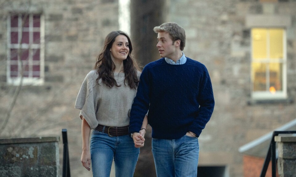 Siste sesong av «The Crown» kommer på Netflix i høst, og skal gi den unge generasjonen kongelige mer fokus - blant annet skildre møtet mellom prins William og Kate Middleton i 2001. Ed McVey i rollen som prins William og nykommeren Meg Bellamy som Kate Middleton, fotografert i skotske St. Andrews tidligere i år under innspillingen av sjette runde «The Crown». Foto: Netflix