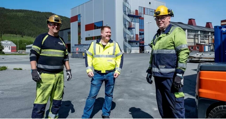 Hovedtillitsvalgt Jan Haugen (i midten), sammen med brødrene John Gunnar og Kåre Elshaug, som begge har arbeidet ved Washington Mills i 36 år. Hovedtillitsvalgt Jan Haugen (i midten), sammen med brødrene John Gunnar og Kåre Elshaug, som begge har arbeidet ved Washington Mills i 36 år.