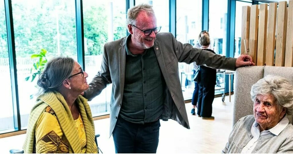 Raymond Johansen åpnet landets første hele heltids sykehjem på Lambertseter. Her i samtale med Elisabeth og Eva Folland. Raymond Johansen åpnet landets første hele heltids sykehjem på Lambertseter. Her i samtale med Elisabeth og Eva Folland.