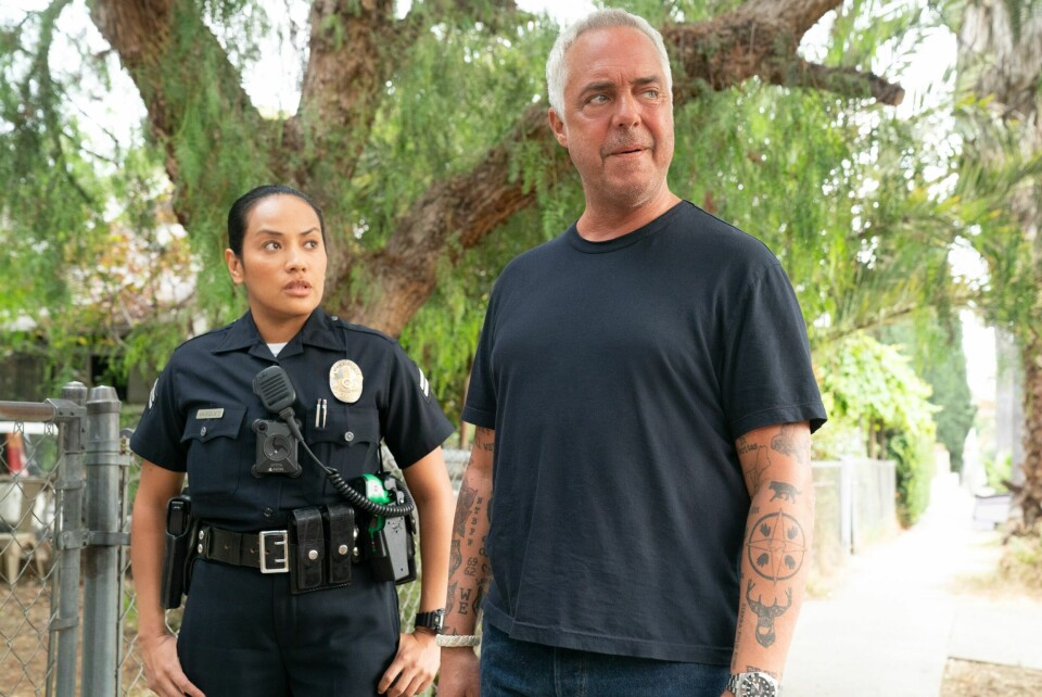 Harry Bosch (Titus Welliver) sammen med LA PD-betjent Reina Vasquez (Denise G. Sanchez) ute i felten i sesong to av «Bosch: Legacy». Harry Bosch (Titus Welliver) sammen med LA PD-betjent Reina Vasquez (Denise G. Sanchez) ute i felten i sesong to av «Bosch: Legacy».