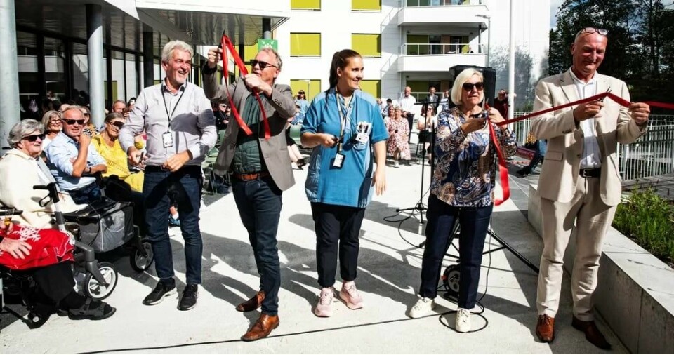 Snorklipping på Lambertseterhjemmet med leder for sykehjemstjenesten Helge Jagmann (f.v.), byrådsleder Raymond Johansen, sykepleier Stina Lilla Slaastad, leder i Oslobygg Eli Grimsby og institusjonssjef Arne Mæhlum. Snorklipping på Lambertseterhjemmet med leder for sykehjemstjenesten Helge Jagmann (f.v.), byrådsleder Raymond Johansen, sykepleier Stina Lilla Slaastad, leder i Oslobygg Eli Grimsby og institusjonssjef Arne Mæhlum.