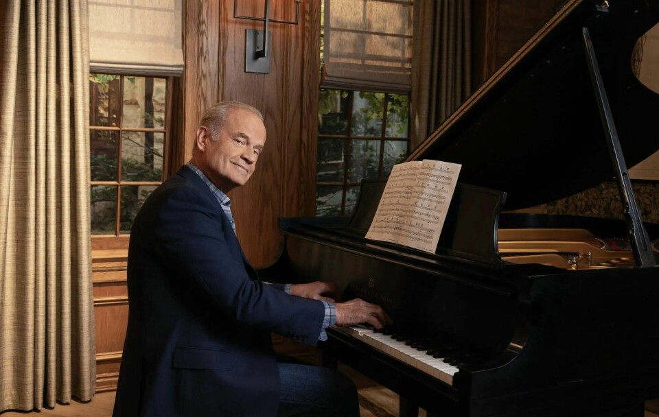 Det tok Kelsey Grammar veldig mange år før han fikk napp på ideen om å lage mer komedie av Frasier Crane. Strømmetjenestenes framvekst sørget at han endelig fikk napp, og nye «Frasier» kunne realiseres. Kommer på SkyShowtime i høst. Han er tilbake: Frasier Crane, spilt av Kelset Grammer. Foto: SkyShowtime