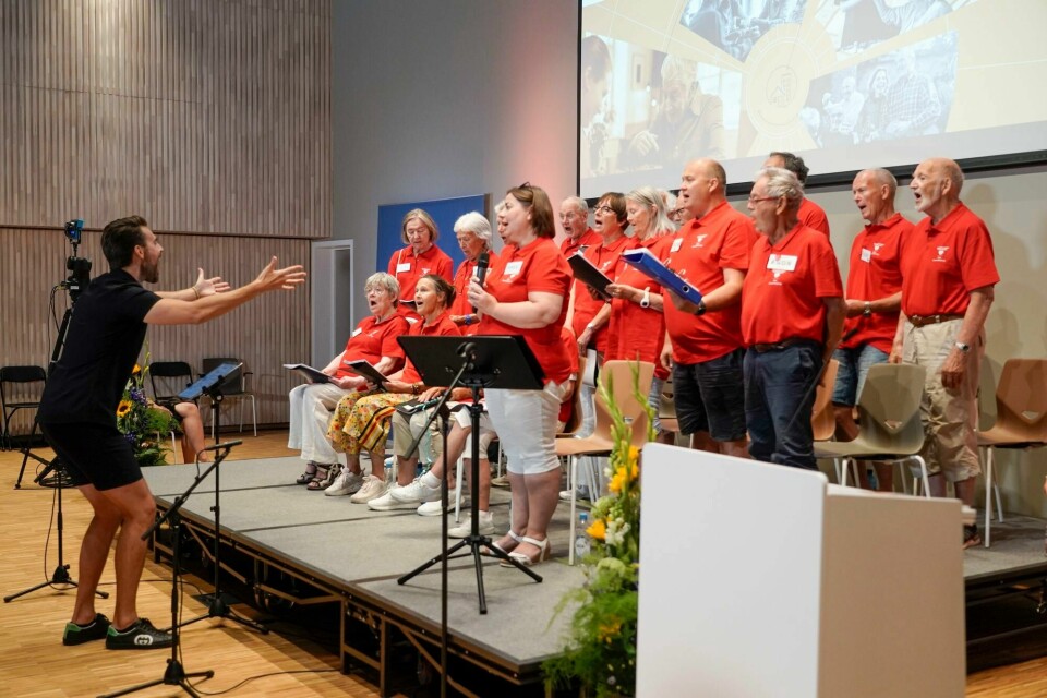 Dokumentaren «Demenskoret» på NRK viser hvor mye helse det er i god musikk, og i godt samhold, skriver forfatterne av innlegget. På bildet opptrer koret da regjeringen la fram stortingsmeldingen om fellesskap og mestring i juni i år. Demenskoret