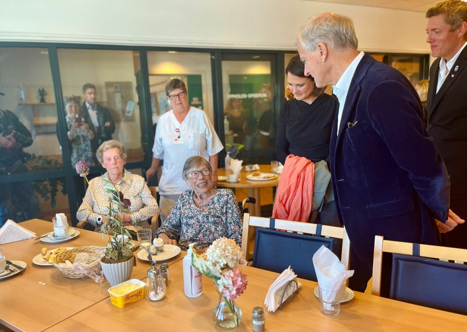 Mandag morgen var statsminister Jonas Gahr Støre (Ap) på besøk på Tasta sykehjem. Støre besøk stavanger husassistent valgkamp
