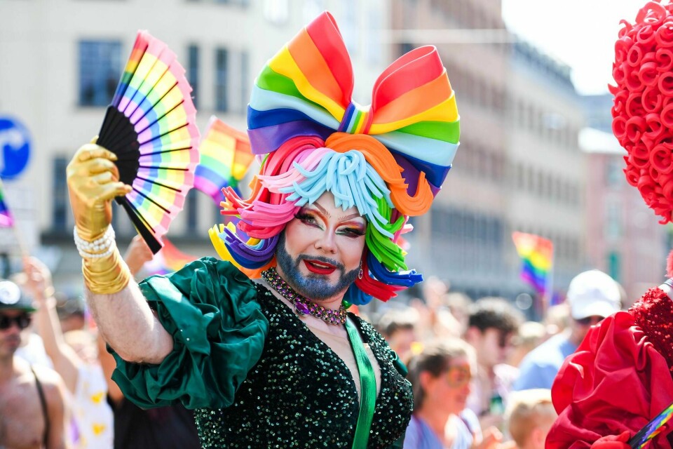 Vi kan ikke som land være stolte av å beskytte menneskers likeverd hvis vi ikke bryr oss om mennesket som individ. Om menneskets rett til å være, skriver Malena Chronholm Bøyesen. Bildet er fra Pride-paraden i Oslo 1. juli i år. Oslo Pride Parade 2023
