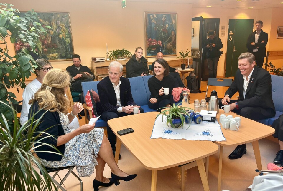 Direktør Turid Tjora i samtale med statsminister Jonas Gahr Støre (Ap), Stavanger-ordfører Kari Nessa Nordtun (Ap) og Ap-gruppeleder Dag Mossige. Støre besøk stavanger husassistent valgkamp