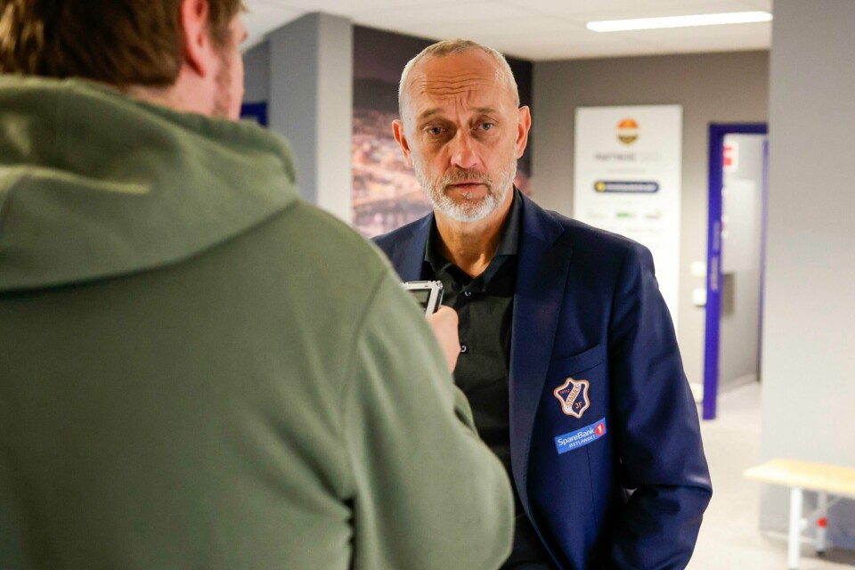 Lars Bohinen snakker med pressen etter Stabæks tap for Strømsgodset søndag. To dager senere mistet han jobben som trener. Lars Bohinen snakker med pressen etter Stabæks tap for Strømsgodset søndag. To dager senere mistet han jobben som trener. Foto: Alf Simensen / NTB