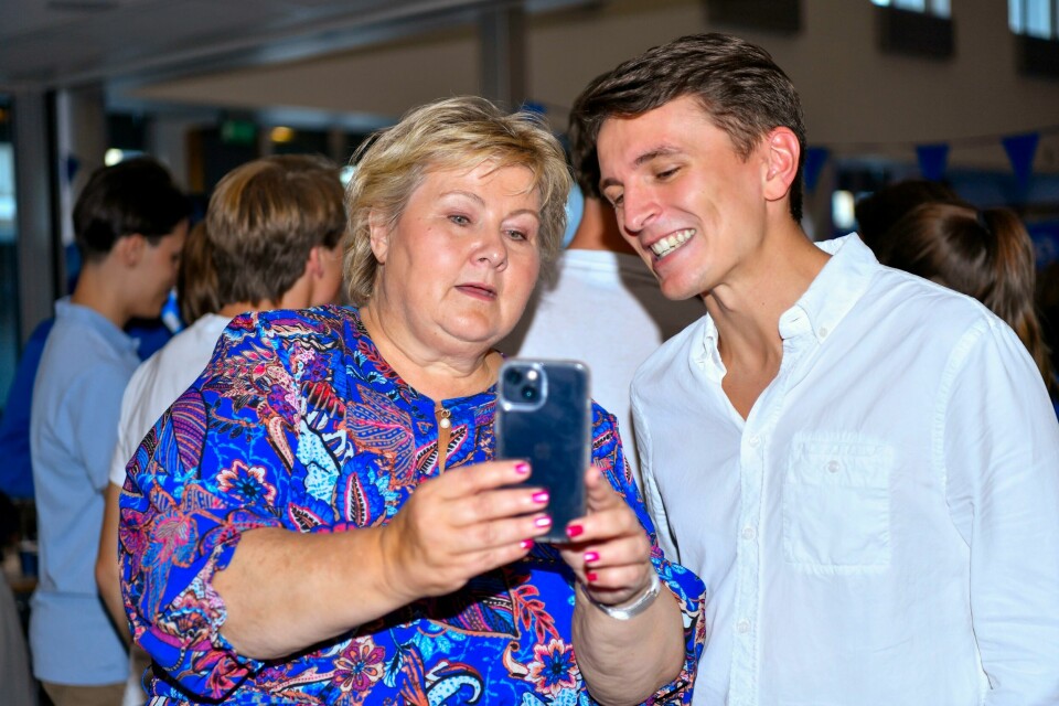 Grunn til å glise. Høyres partileder Erna Solberg og Unge Høyres leder Ola Svenneby på Unge Høyres valgvake på Høyres hus i Oslo tirsdag kveld. .