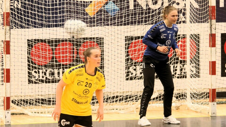 Live Rushfeldt Deila (til venstre), keeper Ine Skartveit Bergsvik og resten av Sola-kvinnene holdt godt mot Fana. Sola Håndball - Fana