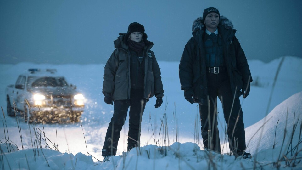 Jodie Foster som politisjef Liz Danvers og Kali Reis som etterforsker i «True Detective: Night Country», den fjerde i samlingen av kriminalserier fra Nic Pizzolatto. Serien foregår i det vintermørke Alaska, og har nylig fått høstpremieren utsatt til januar. Jodie Foster som politisjefen og Kali Reis som etterforsker i nye «True Detective: Night Country», som er spilt inn på Island. Foto: Max