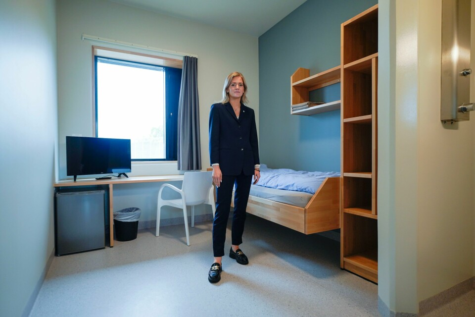 Justisminister Emilie Enger Mehl (Sp) på fengselscella i Ila fengsel. Der har mennene fått en egen avdeling for psykisk syke. Nå vil hun opprette en egen avdeling for de med de største psykiske helseutfordringene på Skien fengsel også. Justisminister Emilie Enger Mehl (Sp) på fengselscella i Ila fengsel. Der har mennene fått en egen avdeling for psykisk syke. Nå vil hun opprette en egen avdeling for de med de største psykiske helseutfordringene på Skien fengsel også. Foto: Håkon Mosvold Larsen / NTB