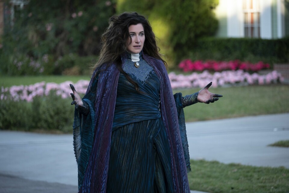 Marvel-serien «Agatha: Darkhold Diaries» er en av flere spinoff-serier fra Disney og Marvel Studios som er blitt utsatt av streik. Nå er serien om en mektig, farlig heks, spilt av Kathryn Hahn, planlagt lansert i tide til halloween neste år. Marvel-serien «Agatha: Darkhold Diaries» er en av flere spinoff-serier fra Disney og Marvel Studios som er blitt utsatt av streik. Nå er serien om en mektig, farlig heks, spilt av Kathryn Hahn, planlagt lansert i tide til halloween neste år.
