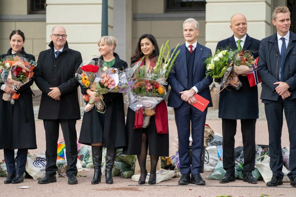 Forfatteren av innlegget mistenker at statsrådenes håndbok er for lang – og har skrevet sin egen. Bildet er fra Slottsplassen etter den sittende regjeringens første statsråd for to år siden. Regjeringsskifte 2021, Støre-regjeringen