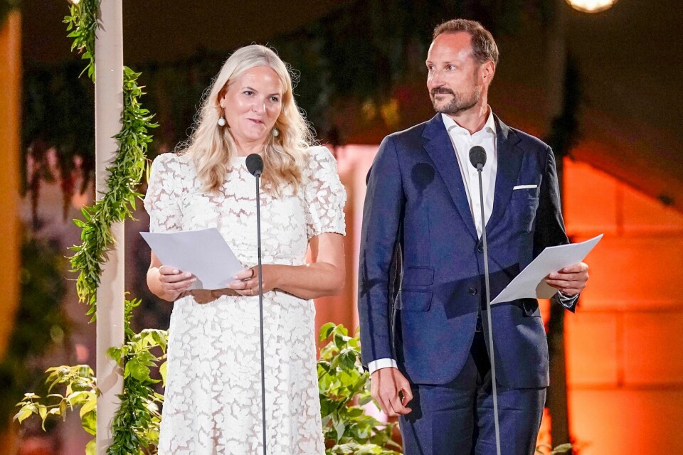 Bokgaven fra Oslo kommune til kronprinsparets 50-årsdager og byens skoler skaper debatt. Politiker Cecilie Lyngby krever at den trekkes tilbake. – Det er ikke ukjent at det er bøker for nettopp barn og unge som rammes av forsøk på inndragelse, sensur og redigering, skriver Nisrin Maktabi-Barkouki. Kronprinsparet 50-årsfest