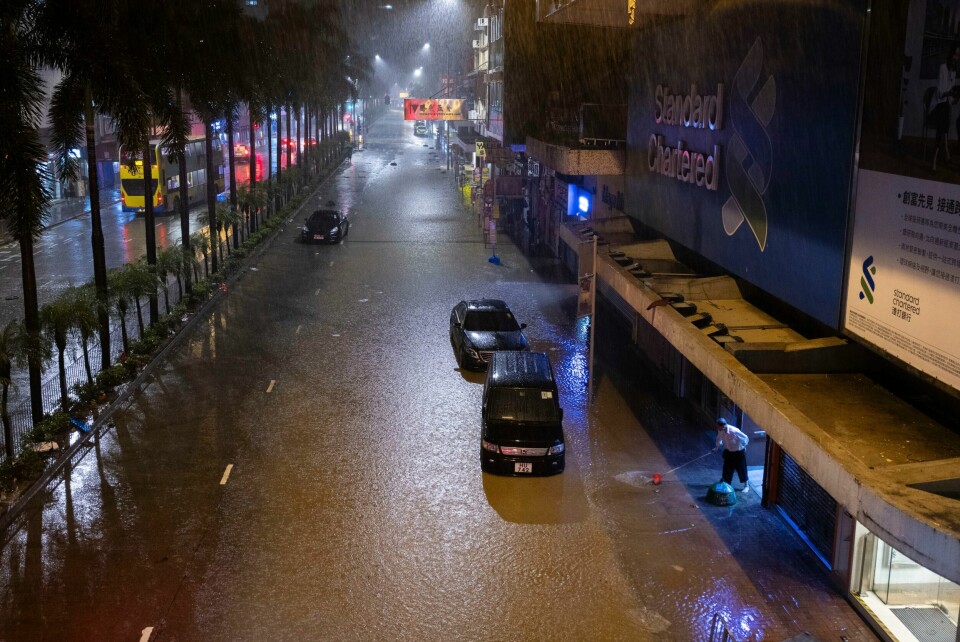 Kraftig regnvær natt til fredag har ført til oversvømmelser i Hongkong. Kraftig regnvær natt til fredag har ført til oversvømmelser i Hongkong. Foto: Louise Delmotte / AP / NTB