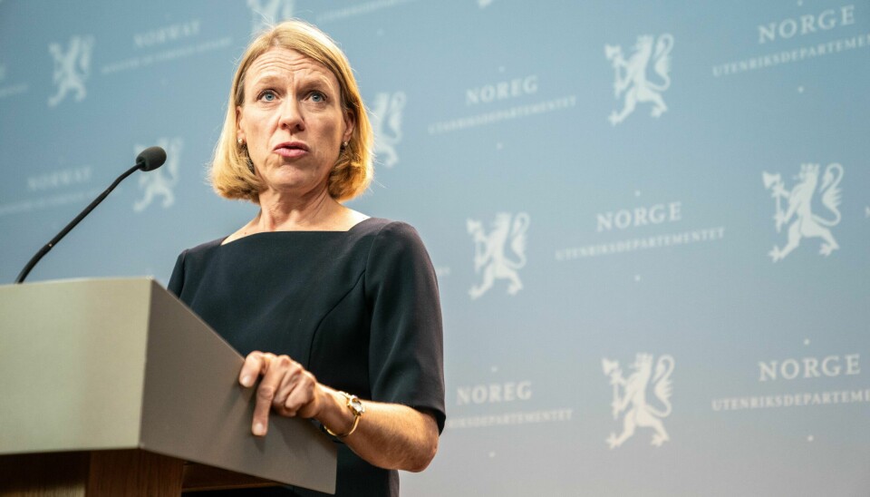 Utenriksminister Anniken Huitfeldt holdt forrige uke en pressekonferanse der hun sa at hun har brutt habilitetsreglene ved ikke å være informert om mannens aksjehandel. Utenriksminister Anniken Huitfeldt beklaget denne uken at hun ikke hadde satt seg godt nok inn i ektemannens aksjekjøp i blant annet Kongsberg Gruppen. Fredag beklager også hennes ektemann.Foto: Annika Byrde / NTB