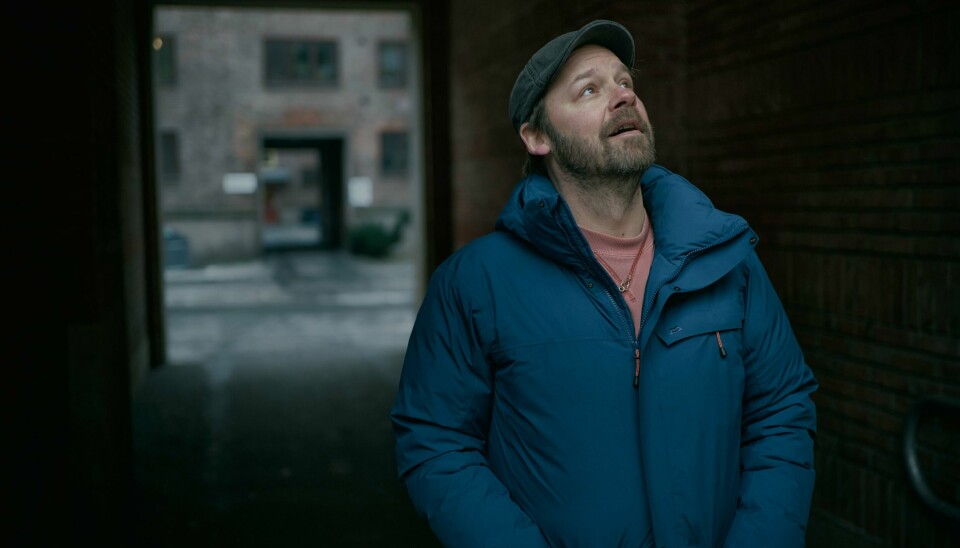 Petter Nyquist flyttet inn i en kommunal bygård i 40 dager, og laget en dokumentarserie av det. Petter Nyquist flyttet inn i en kommunal bygård i 40 dager, og laget en dokumentarserie av det.