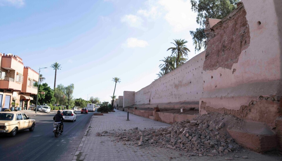 Deler av den gamle bymuren i Marrakech har rast ut på veien som følge av jordskjelvet sent fredag kveld. Deler av den gamle bymuren i Marrakech har rast ut på veien som følge av jordskjelvet sent fredag kveld. Foto: Mosa'ab Elshamy / AP / NTB