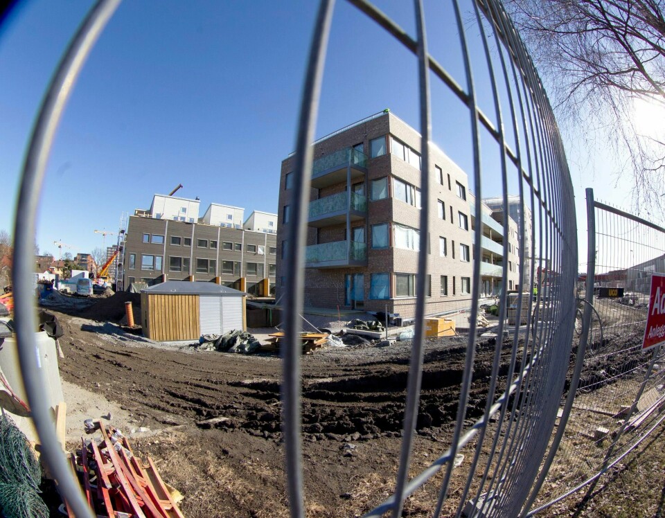 Maksimal inntjening for utbyggerne er dårlig byutvikling for Oslo, mener forfatterne av innlegget. Bildet viser bygging av leiligheter (2012) i Tiedemannsbyen på Ensjø. Bygging av leiligheter i Oslo