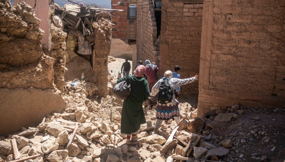Innbyggere i landsbyen Moulay Ibrahim tar seg over ruinene av sammenraste hus. Landsbyen ligger nær episenteret av jordskjelvet. Innbyggere i landsbyen Moulay Ibrahim tar seg over ruinene av sammenraste hus. Landsbyen ligger nær episenteret av jordskjelvet. Foto: Mosa'ab Elshamy / AP / NTB