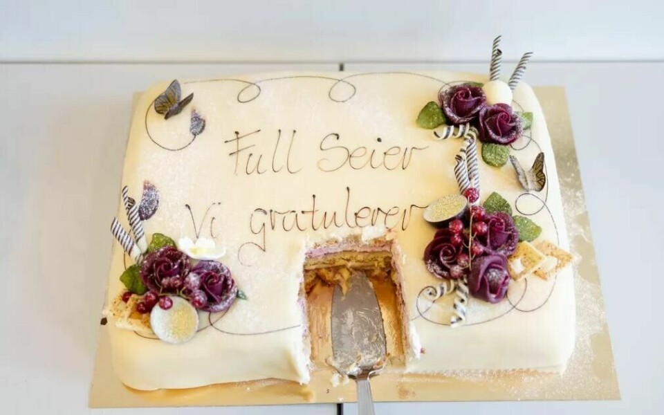 Marsipankake er klar til å fortæres. Marsipankake er klar til å fortæres.