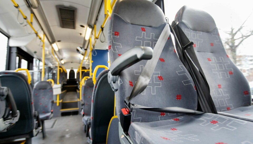 Det er ikke alle busser som har setebelter. Dette bildet er fra en av Ruters busser i Oslo Bruken av sikkerhetsbelte på buss skal kontrolleres neste uke, opplyser Statens vegvesen. Foto: Gorm Kallestad / NTB