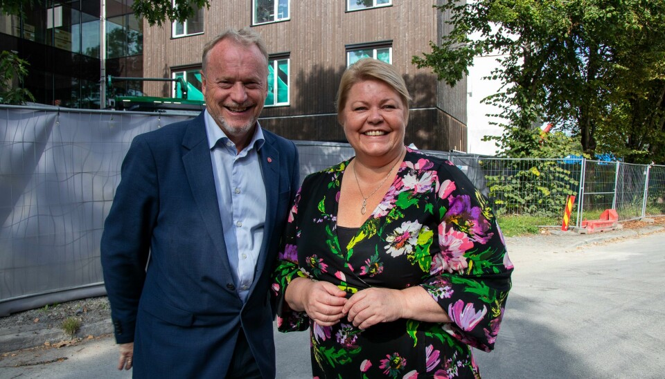 Byrådsleder Raymond Johansen og eldrebyråd Marthe Scharning Lund utenfor det halvferdige Tåsenhjemmet. Byrådsleder Raymond Johansen og eldrebyråd Marthe Scharning Lund.