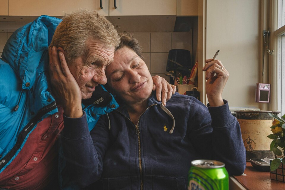 Mange av beboerne viser stor omsorg for hverandre. Terje og Lena er blant dem som støtter hverandre i en tøff hverdag. Mange av beboerne viser stor omsorg for hverandre. Terje og Lena er blant dem som støtter hverandre i en tøff hverdag.
