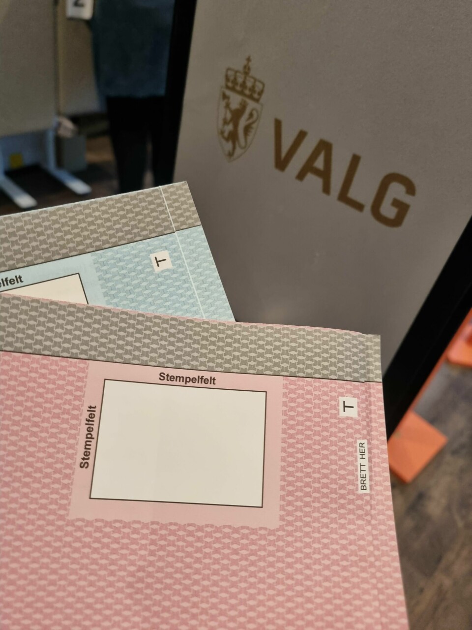 Borgerplikten er gjort. Husk at det er to valg – både en rosa og en blå stemmeseddel. Borgerplikten er gjort. Husk at det er to valg – både en rosa og en blå stemmeseddel.
