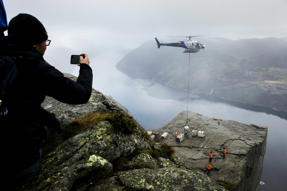 Unik natur og god infrastruktur er noe av det som gjør Norge attraktivt som innspillingsland, skriver forfatterne av innlegget. Bildet viser forberedelser til innspilling av Mission Impossible-filmen på Preikestolen i Ryfylke i 2017. Preikestolen, filminnspilling