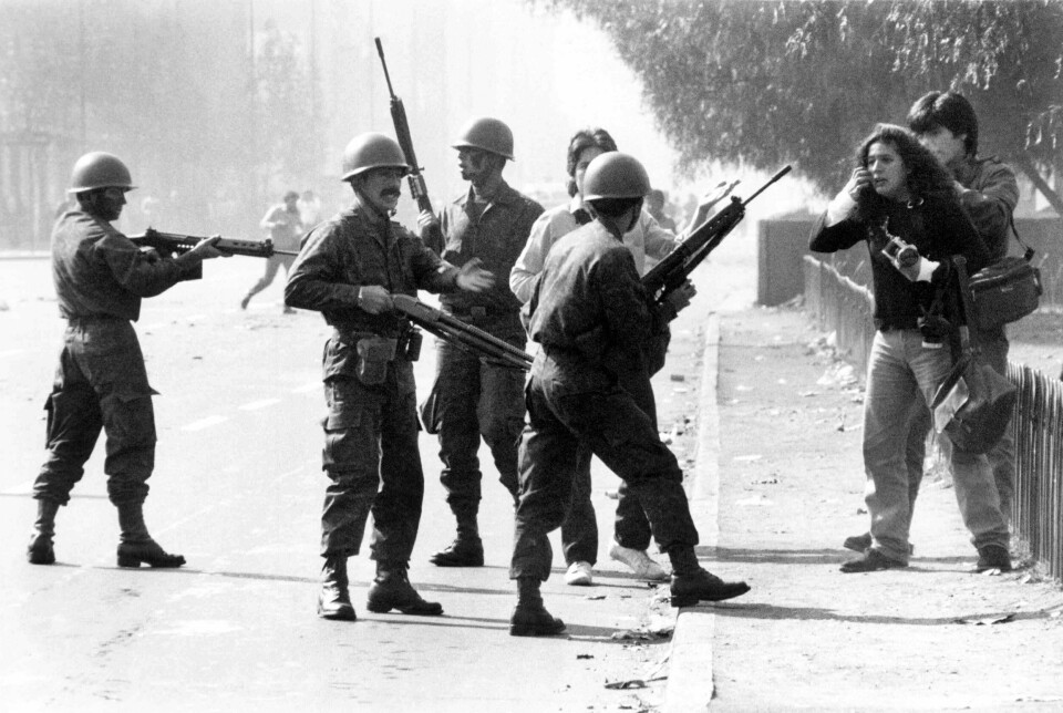 50 år har gått siden kuppet i Chile, der general Augusto Pinochet og de militære grep makten. Nasjonalforsamlingen ble oppløst, politiske partier ble forbudt, mediene ble kneblet og 40.000 opposisjonelle fengslet og torturert. Over 3000 ble drept eller forsvant 50 år har gått siden kuppet i Chile, der general Augusto Pinochet og de militære grep makten. Nasjonalforsamlingen ble oppløst, politiske partier ble forbudt, mediene ble kneblet og 40.000 opposisjonelle fengslet og torturert. Over 3000 ble drept eller forsvant. Foto: AP / NTB