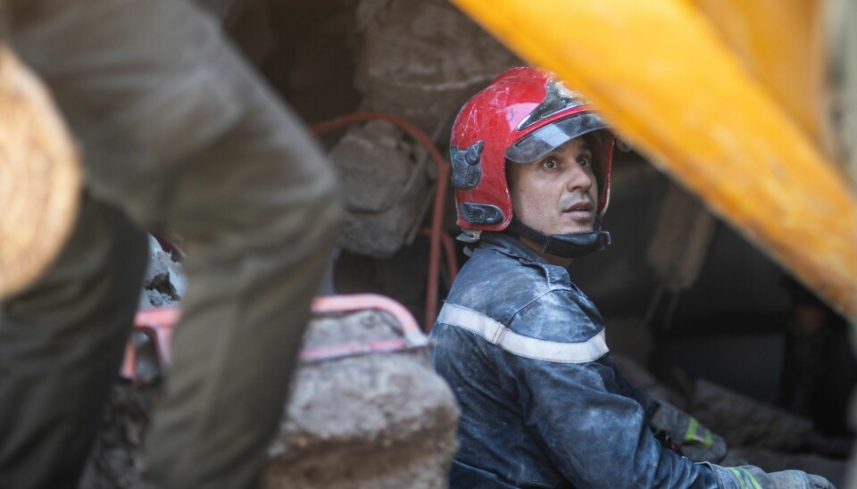 En redningsmann tar seg en liten pause. Redningsarbeidet er svært krevende. En redningsmann tar seg en liten pause. Redningsarbeidet er svært krevende. Foto: Mosa'ab Elshamy / AP / NTB