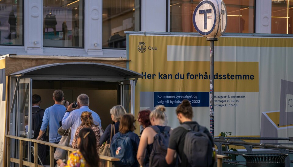 Folk står i kø for å forhåndsstemme ved et valglokale på Egertorget i Oslo. Folk står i kø for å forhåndsstemme ved et valglokale på Egertorget i Oslo.Foto: Heiko Junge / NTB