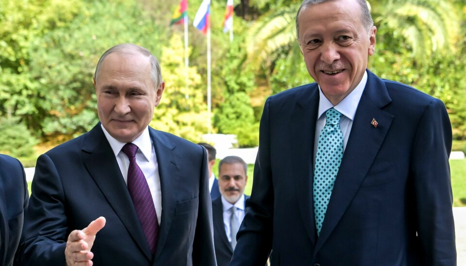 Russlands president Vladimir Putin (t.v.) og Tyrkias president Recep Tayyip Erdogan møttes i Sotsji i Russland mandag. Nå advarer Erdogan mot å marginalisere Russland i kornsamtalene. Russlands president Vladimir Putin (t.v.) og Tyrkias president Recep Tayyip Erdogan møttes i Sotsji i Russland mandag. Nå advarer Erdogan mot å marginalisere Russland i kornsamtalene. Foto: Alexei Nikolskij / AP / NTB
