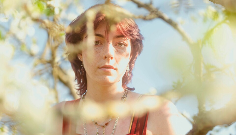 Laura 'JONA' Wernersen skaper en sart og melankolsk stemning med musikken og tekstene sine. Det rører publikum til tårer. Laura 'JONA' Wernersen