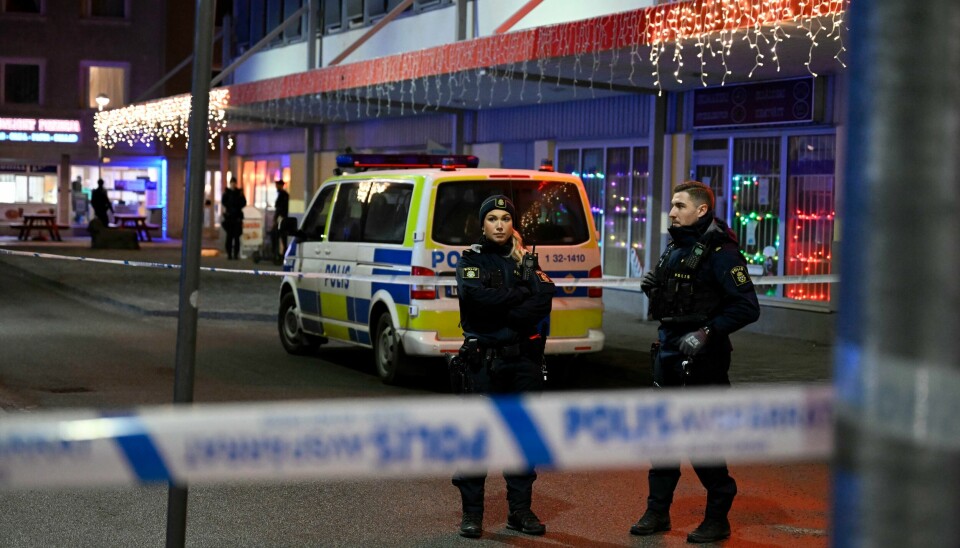 Ti personer i alderen 15 til 27 år er tiltalt etter drapet på en 15-åring på en sushirestaurant i Skogås sør for Stockholm i januar. En person er skutt i Skogås sør for Stockholm. Politiet er på stedet og har satt opp sperringer.Foto: Jessica Gow/TT / NTB