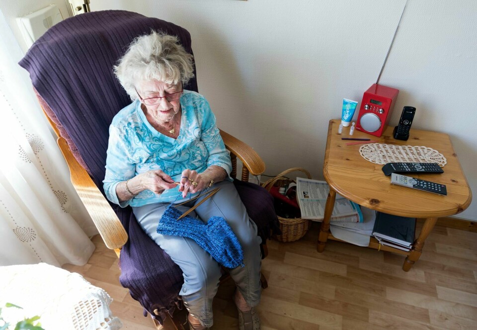 Dagens politikere må sikre at de som kommer dårligst ut har en inntekt det går an å leve av i alderdommen, både nå og i fremtiden, skriver Jan Davidsen. (Illustrasjonsfoto) Eldre dame som sitter i stolen og strikker.