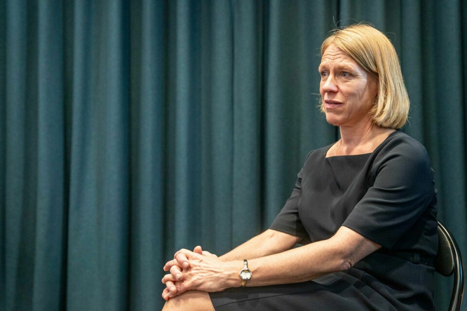 Utenriksminister Anniken Huitfeldt etter pressekonferansen om habilitetsvurderingen som lovavdelingen i Justis- og beredskapsdepartementet har foretatt i forbindelse med at hennes ektemann har handlet aksjer i norske, børsnoterte selskaper mens hun har vært utenriksminister. Utenriksminister Anniken Huitfeldt etter pressekonferansen om habilitetsvurderingen som lovavdelingen i Justis- og beredskapsdepartementet har foretatt i forbindelse med at hennes ektemann har handlet aksjer i norske, børsnoterte selskaper mens hun har vært utenriksminister.