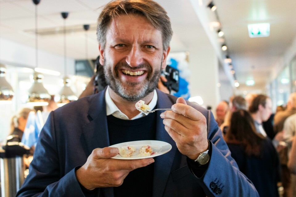 Eirik Lae Soberg spiser kake på Høyres Hus for å feire borgerlig Oslo-seier. Lae Solberg på Høyres hus